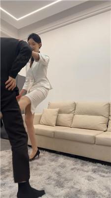 白鹭高跟连环踢裆/鞭打/腿绞坐脸窒息 bf49277