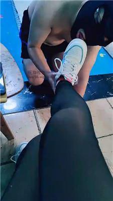 山兔莓换两双脏运动鞋踩踏 bf49222