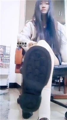 叫我女王大人进来舔靴子    250308-4