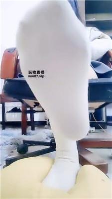 叫我女王大人进来舔靴子    250308-4