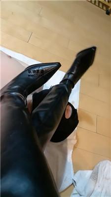 【爱秀套图】【车厘子】重度长靴踩踏地毯奴bf51235