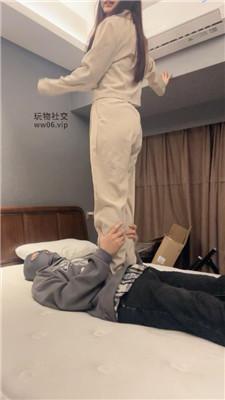 球球职场女神白袜脚踩虐 bf51502