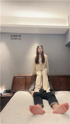 球球职场女神白袜脚踩虐 bf51502