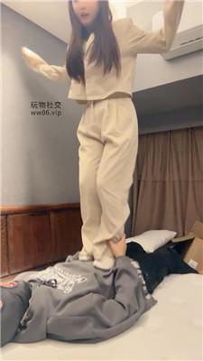 球球职场女神白袜脚踩虐 bf51502