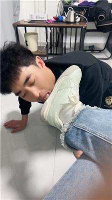 刘二狗狗舌舔脏小白鞋白袜 JS250319-17