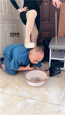 斯羽情侣主强迫狗喝刷鞋水双视角版 JS250317-42