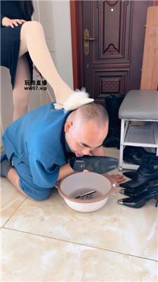 斯羽情侣主强迫狗喝刷鞋水双视角版 JS250317-42