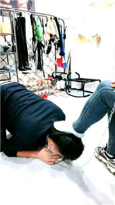 芏筄运动鞋踩踏-伺候主子吃饭 bf51565