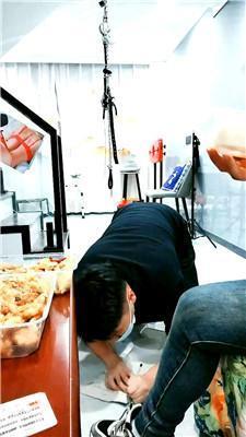 芏筄运动鞋踩踏-伺候主子吃饭 bf51565