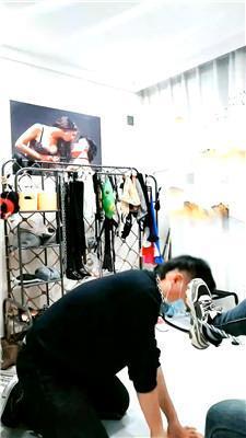 芏筄运动鞋踩踏-伺候主子吃饭 bf51565