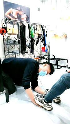 芏筄运动鞋踩踏-伺候主子吃饭 bf51565