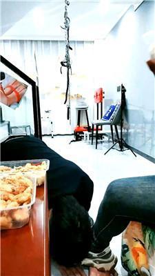 芏筄运动鞋踩踏-伺候主子吃饭 bf51565