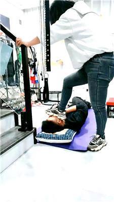 芏筄运动鞋踩踏-伺候主子吃饭 bf51565