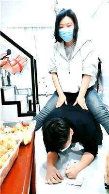 芏筄运动鞋踩踏-伺候主子吃饭 bf51565