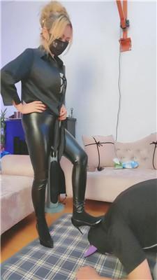 魔鬼天使强制闻臭袜-鞭打-高跟长靴踩 JS250322-15