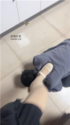 莹莹磕头求主人耳光踩踏-骑马  JS250320-5