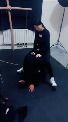 鸿运双女团双S-强迫房东舔臭脚丫 JS250328-17