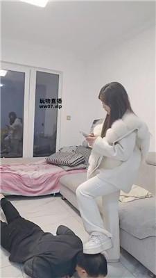 开发大神强迫磕头犯贱-舔脏鞋底 JS250329-24