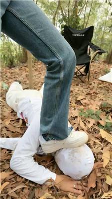 暴主户外强迫舔小白鞋处刑 bf51809