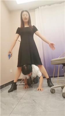 夸梨母畜-狗链遛狗-袜子塞嘴-重度耳光双视角版 JS250331-20