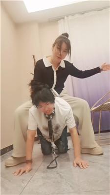 夸梨母畜-狗链遛狗-袜子塞嘴-重度耳光双视角版 JS250331-20