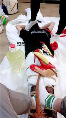小米高跟配白袜捆绑踩虐 JS250331-1
